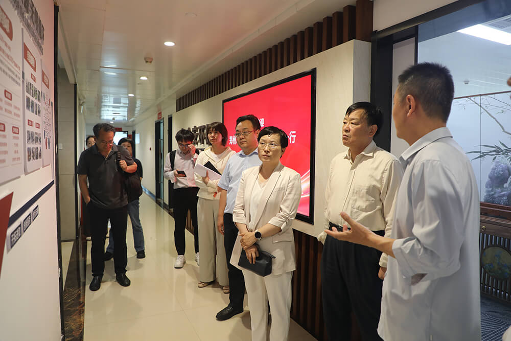 赵彤凯向魏宁娣一行介绍公司发展历程.jpg