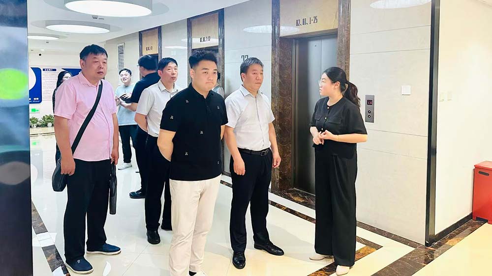 杨胜男向徐习军一行介绍公司发展情况.jpg