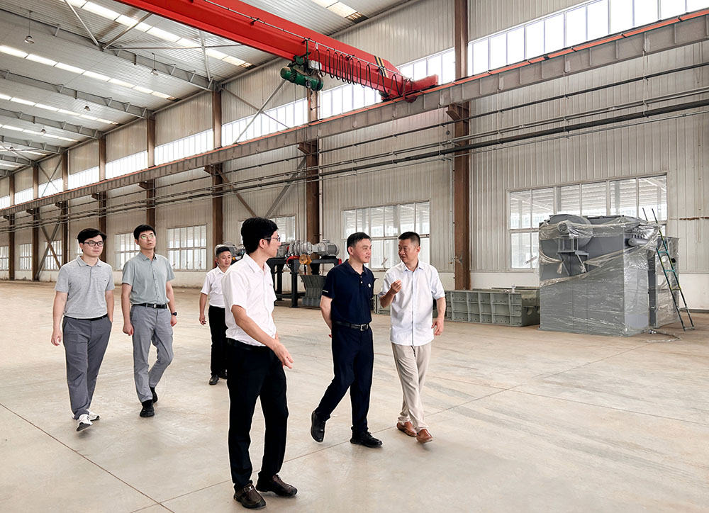 中资环新能源总经理参观众安环保新工厂.jpg